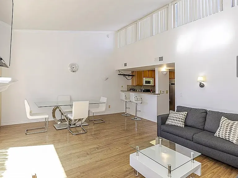 5325 Newcastle Ave — Photo 3
