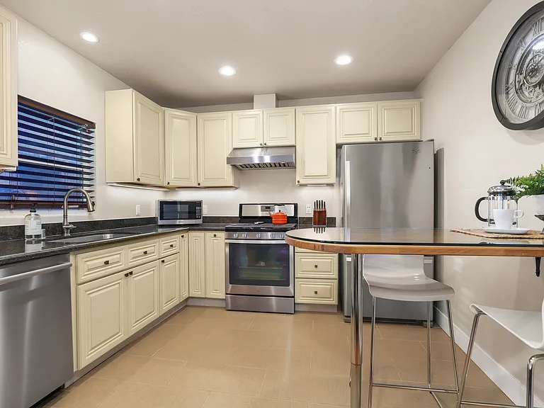Full kitchen