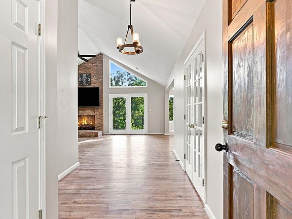 5th image of 155 Waterford Dr