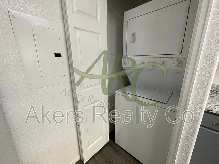 2722 Poplar St #B — Photo 4