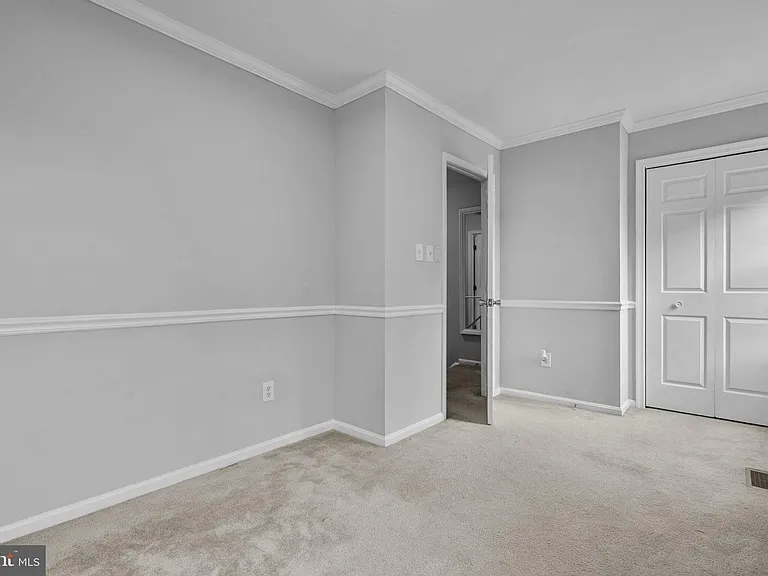 2035 S Glebe Rd — Photo 21