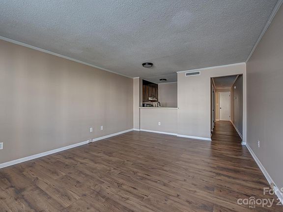 5th image of 1052 Surry Ln