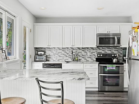 3rd image of 6 Kitchawan Ln