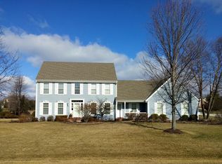 W290N3887 Dry Creek Ct, Pewaukee, WI 53072