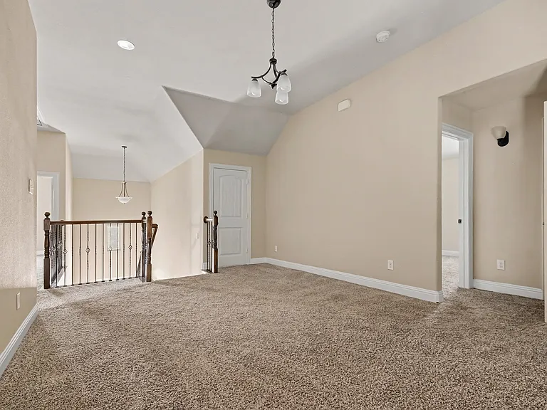 604 Darby Ln — Photo 32