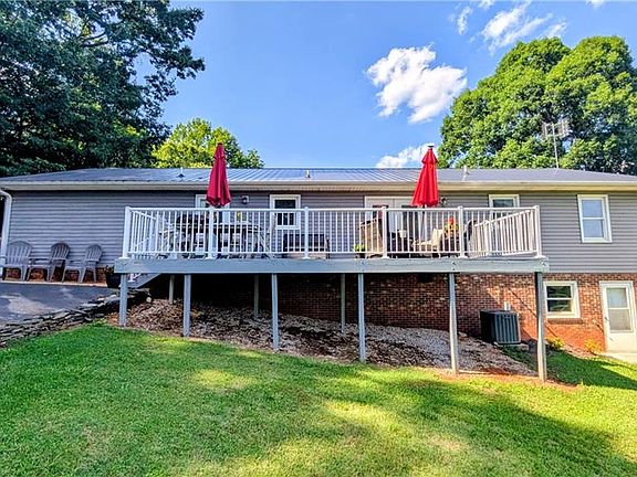 4th image of 2474 Woodridge Dr