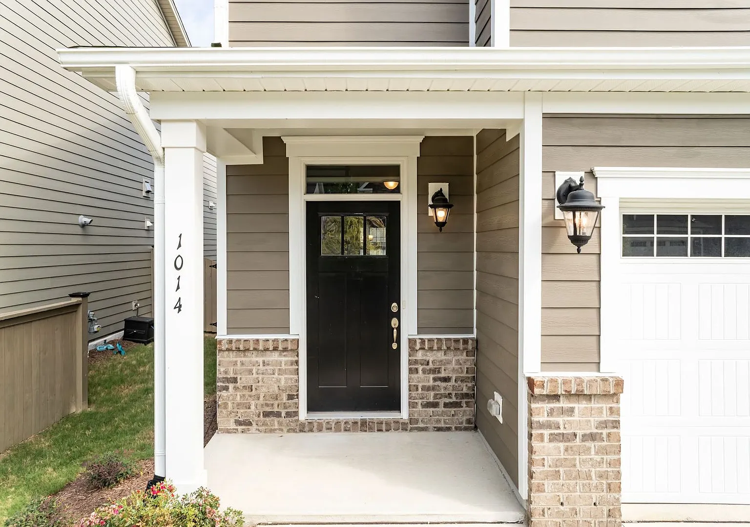 Gorgeous Three Bedroom Home — Photo 4
