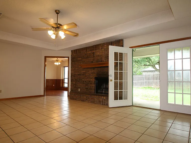 420 Birchwood Ln — Photo 2