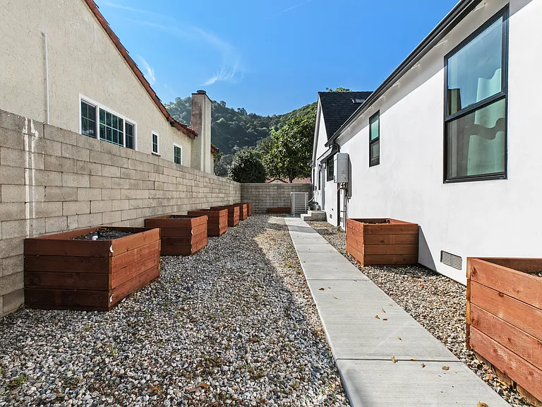 2101 E Glenoaks Blvd — Photo 34