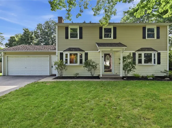 21 Squirrels Heath Rd, Fairport, NY 14450