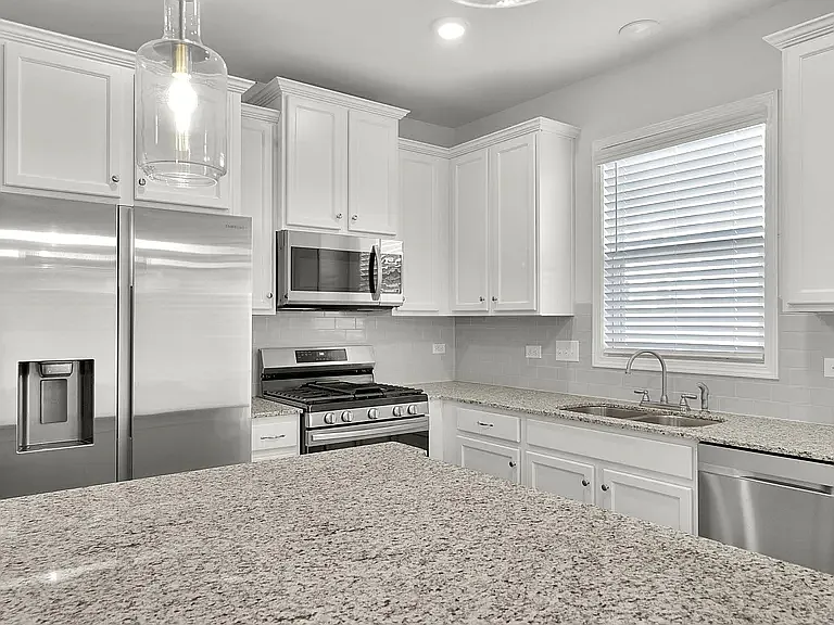 3 bed, 2.5 bath, 1700 sqft, $1,590 — Photo 4