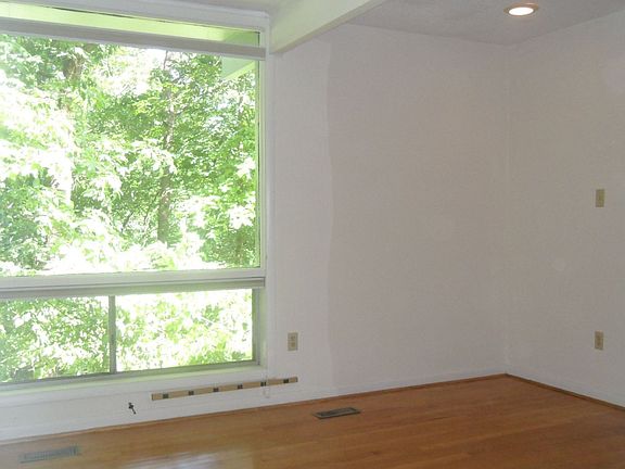 4th image of 2 Chatham Ln