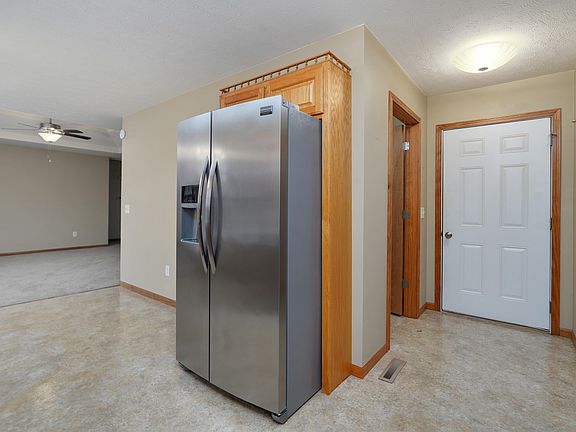 5th image of 402 Samuel Ct