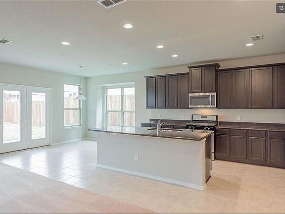Kitchen & Breakfast Area