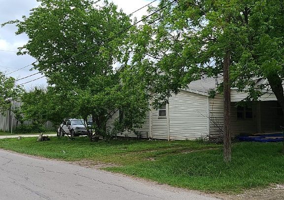 4th image of 205 S Houston St