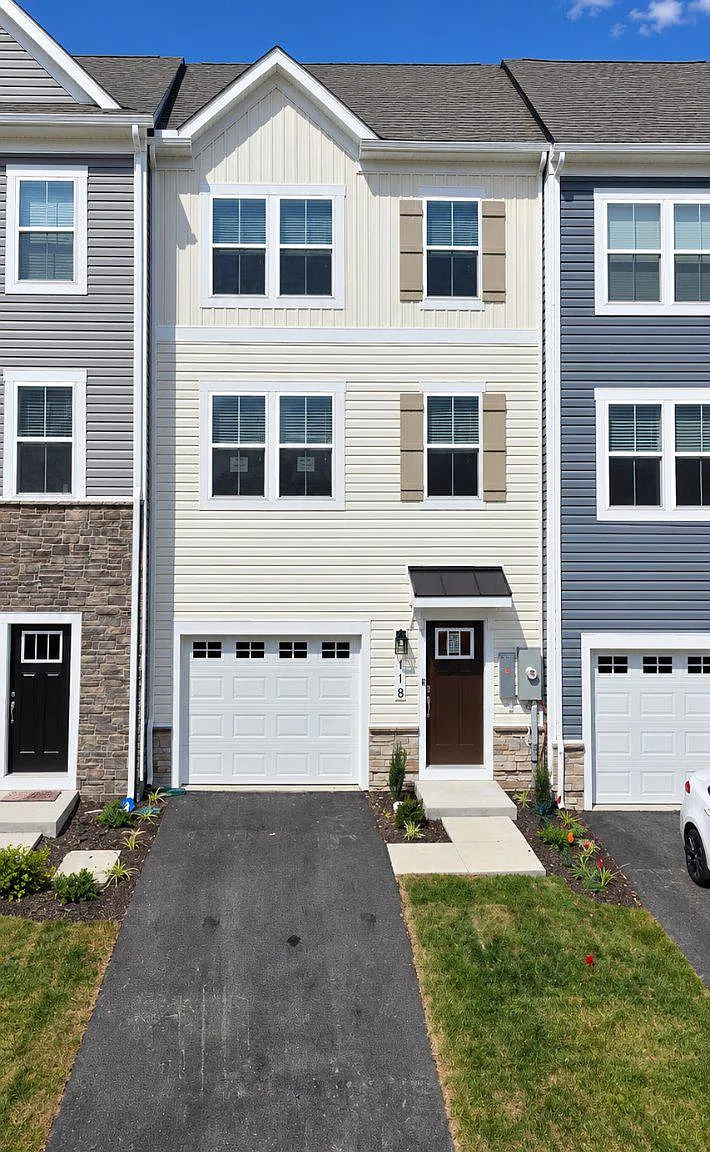 4 bed, 3.5 bath, 1889 sqft, $2,399 — Photo 1