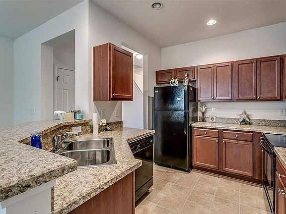 Kitchen. Now has newly renovated hardwood floor.
