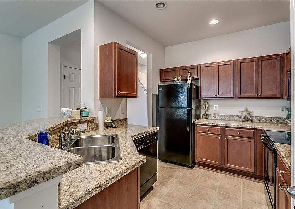 Kitchen. Now has newly renovated hardwood floor.