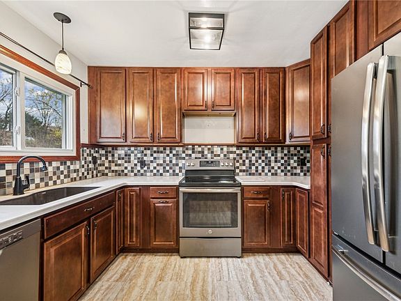 3rd image of 11131 Bluebird Dr