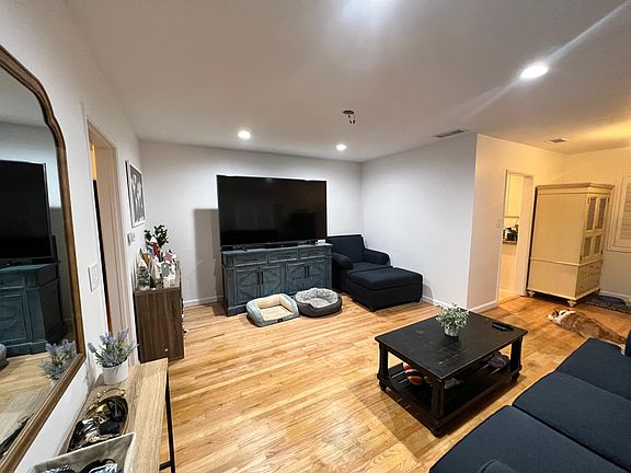 3rd image of 5054 Bellflower Blvd