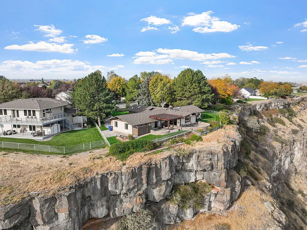 1 bed, 688 sqft, $1,300 — Photo 3