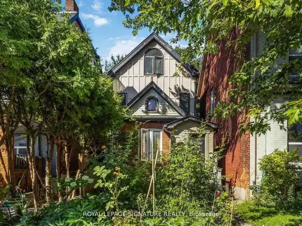 22 Curzon St #1A, Toronto, ON M4M 3B4