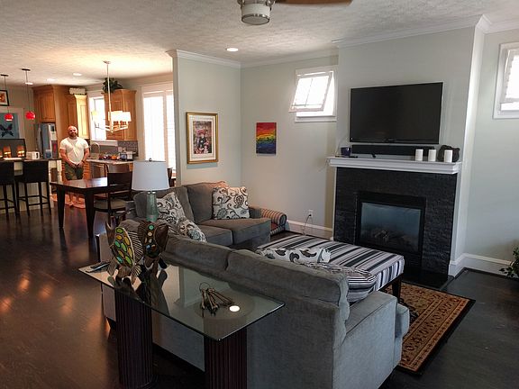 3rd image of 2612 E Pembroke Ave