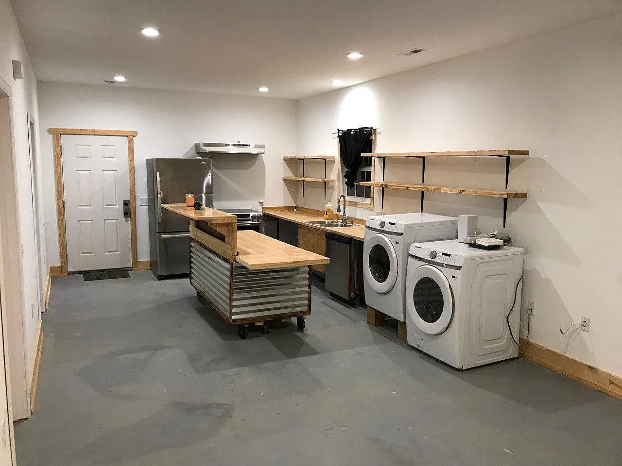 3 bed, 950 sqft, $1,800 — Photo 2