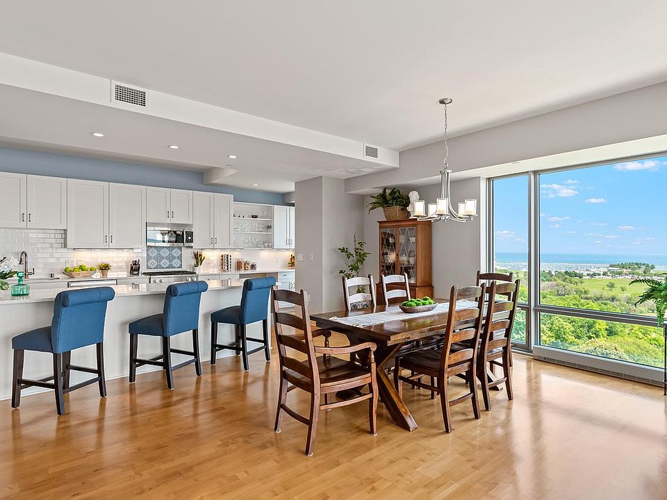 1st image of 923 East Kilbourn Ave #1002