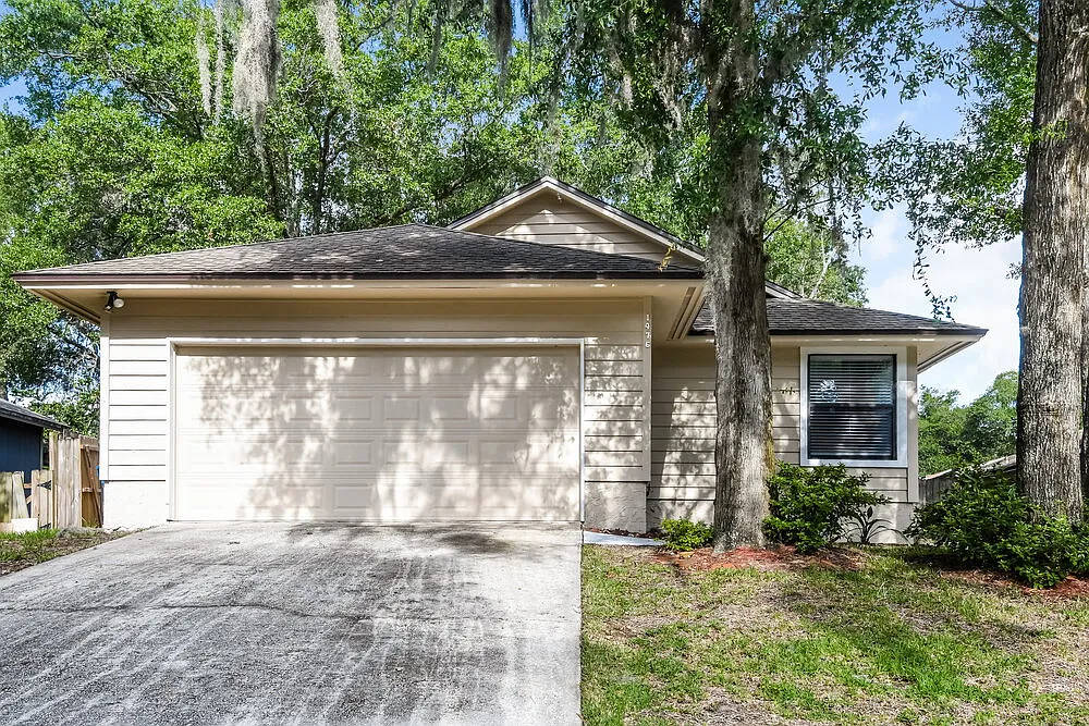 3 bed, 2.0 bath, 1441 sqft, $2,080 — Photo 1