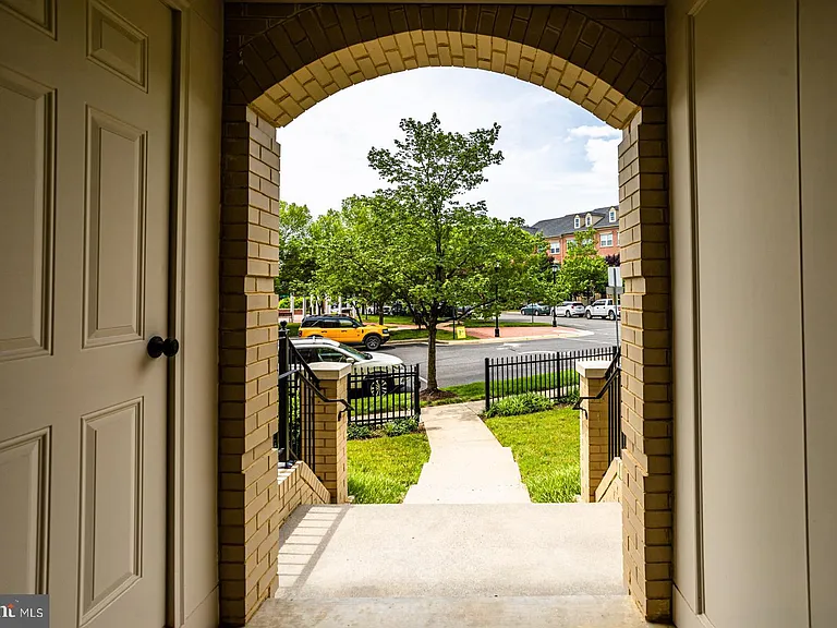 7931 Crescent Park Dr — Photo 2
