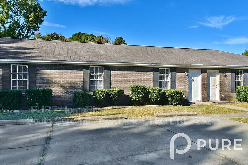 2 bed, 1.0 bath, 877 sqft, $915 — Photo 2
