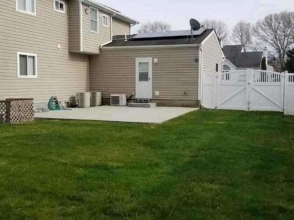 3rd image of 103 Chanel Dr E