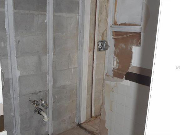 4th image of 2949 Finch Dr
