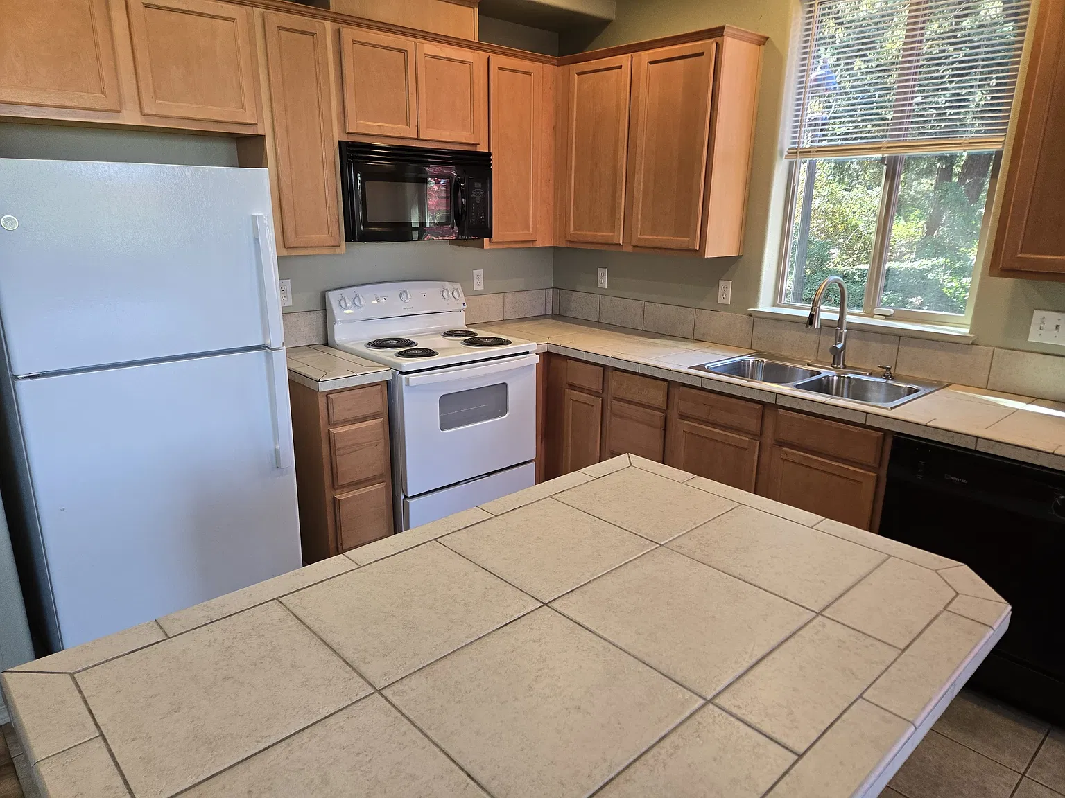 3 bed, 2.5 bath, 1563 sqft, $2,699 — Photo 4