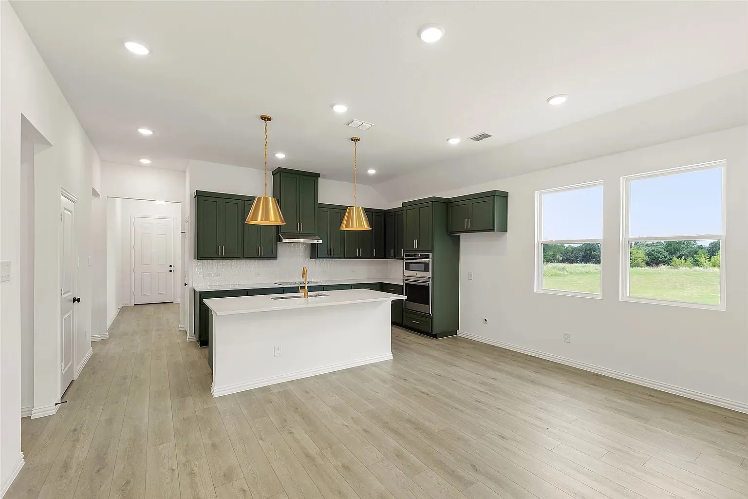 4 bed, 2252 sqft, $2,450 — Photo 4