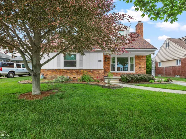20631 Wedgewood Dr, Grosse Pointe Woods, MI 48236