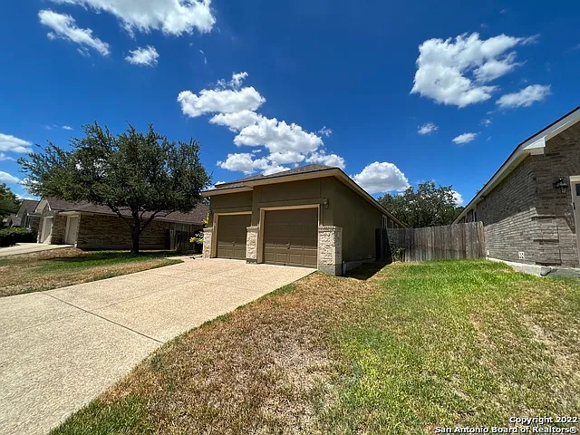 1303 Bluff Frst — Photo 2