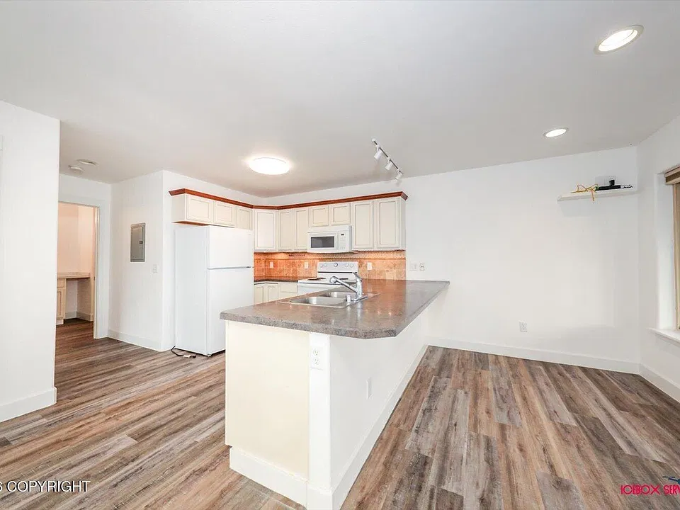 706 E McKenzy Menard Cir
