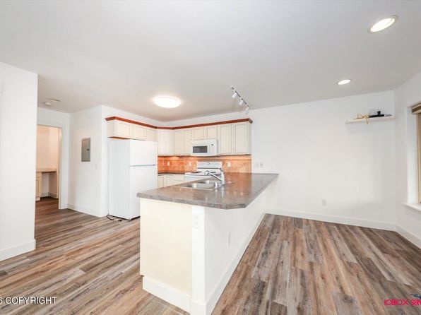 706 E McKenzy Menard Cir