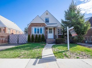 32-11 207th St, Flushing, NY 11361