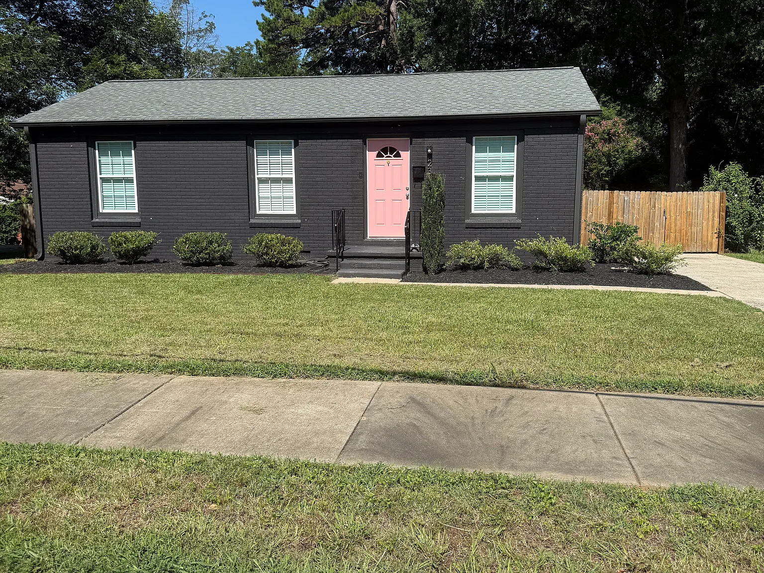 3 bed, 1000 sqft, $1,900 — Photo 2