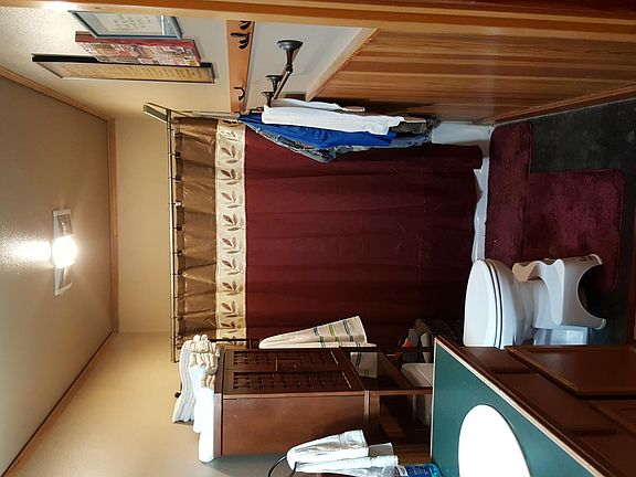 Bathroom w/ tub, shower