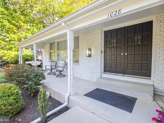 4th image of 1028 Cardinal Ln