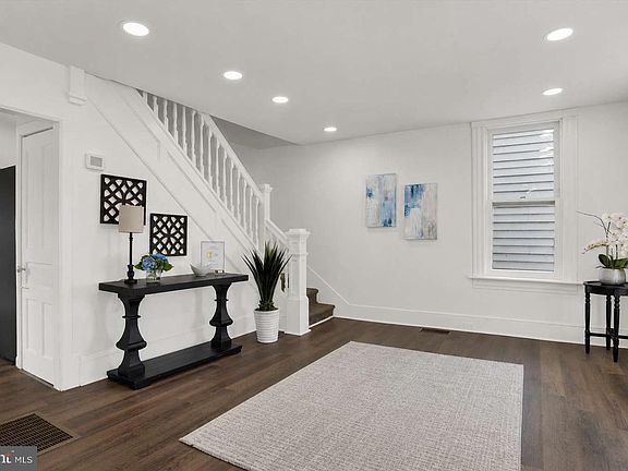 5th image of 113 N York St