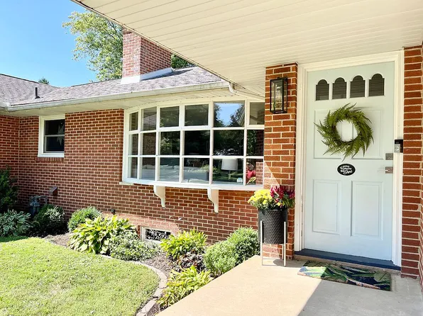 1601 Mitchell Dr, Mahomet, IL 61853