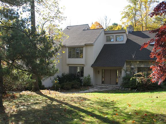 2nd image of 36 Chestnut Hill Ln