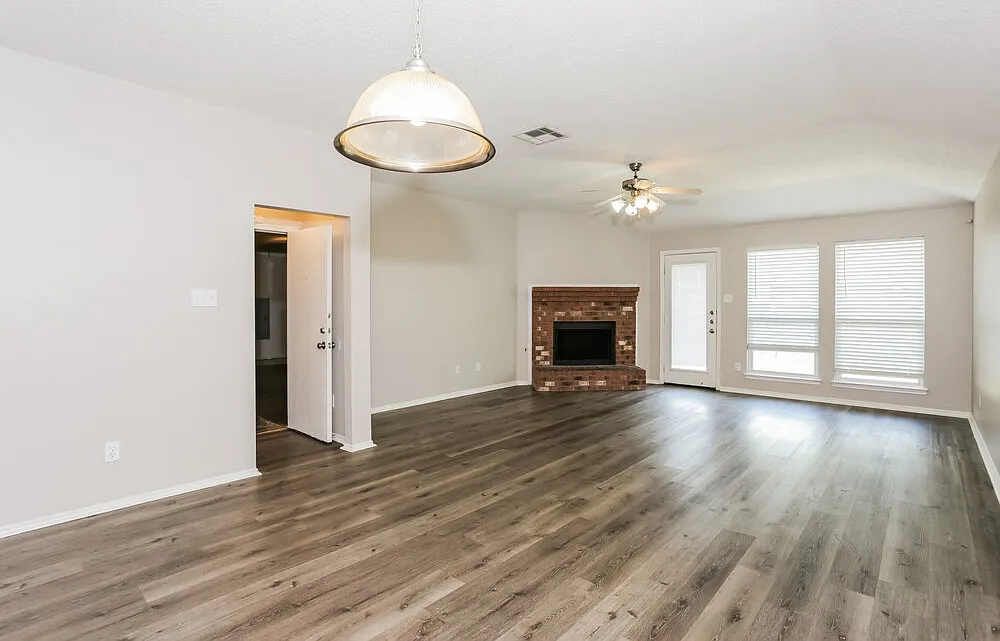 4 bed, 2.0 bath, 2160 sqft, $2,465 — Photo 3