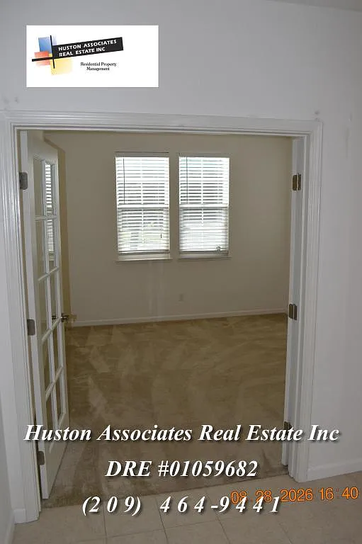 458 N Covina St — Photo 3