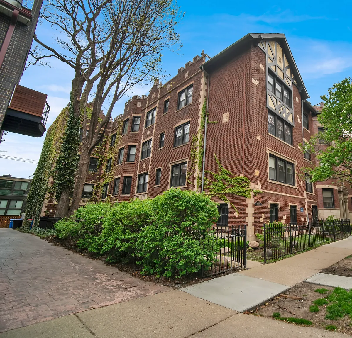 Building Photo - 650 W Wellington Ave